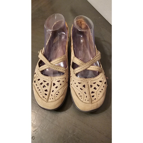 Cobb‎ Hilll neutral tan flats size 8 - Picture 2 of 6